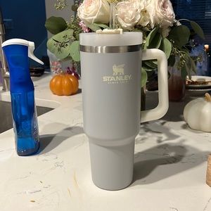 Lightly used/like new 40 ounce Stanley cup!